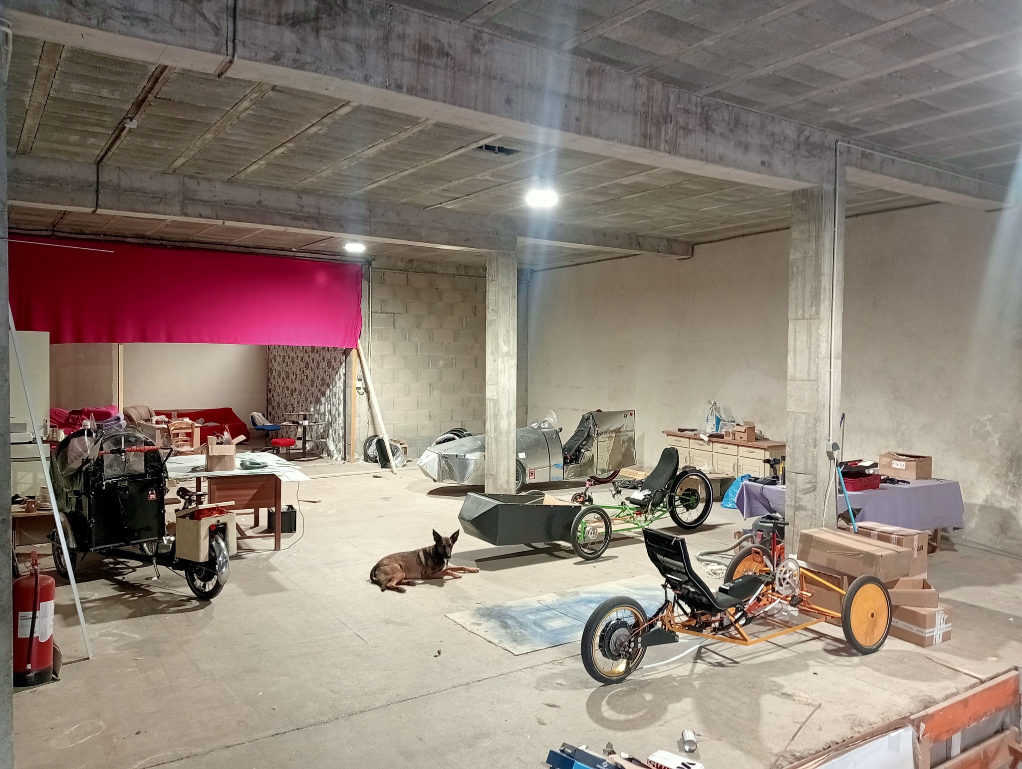 Atelier de fabrication avec plusieurs versions du Cargomobile en cours d’assemblage.