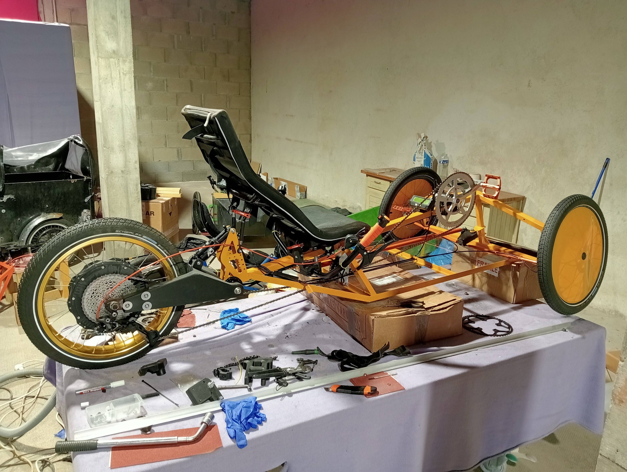 Châssis du Cargomobile en cours d’assemblage dans l’atelier.