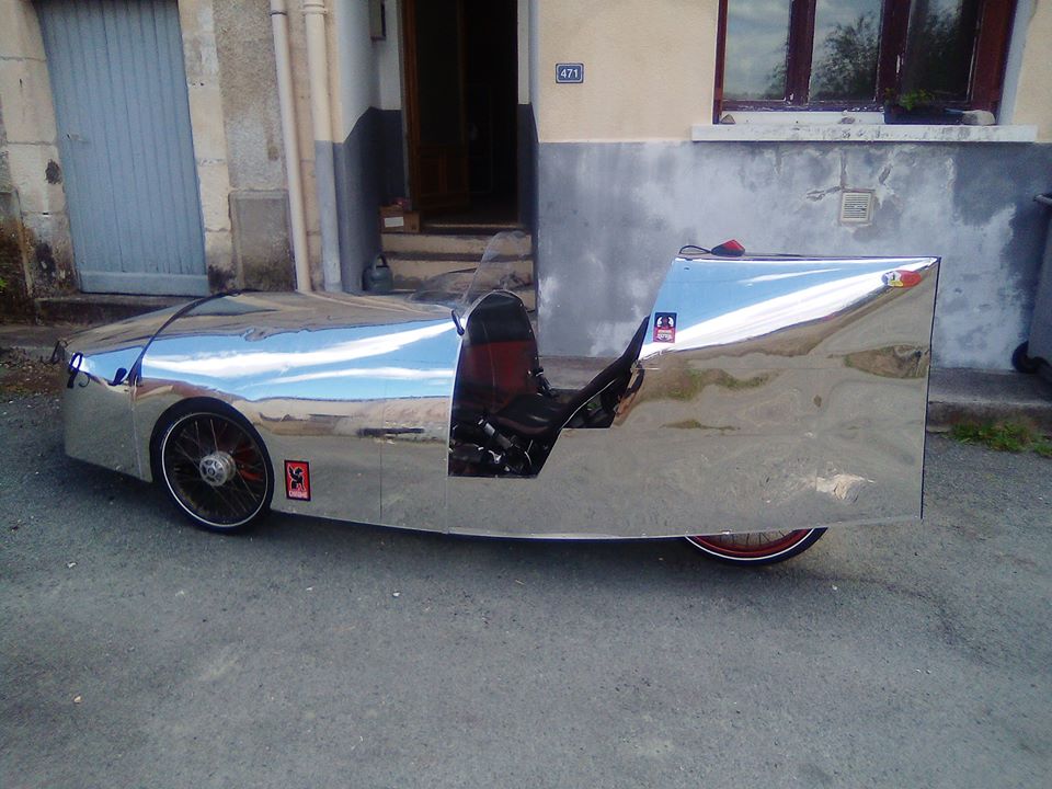Vue de profil du Cargomobile avec carrosserie miroir.