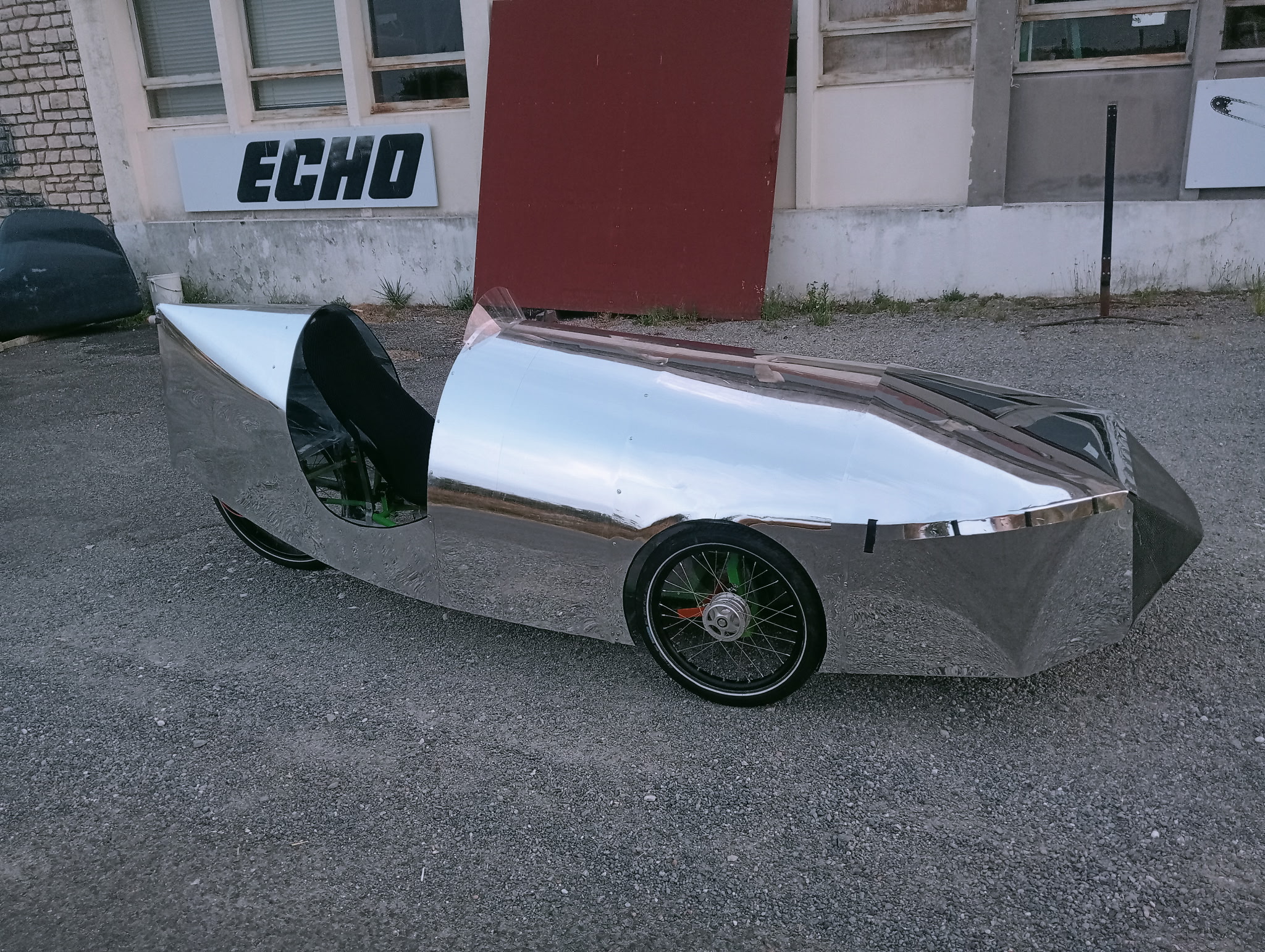 Vue de profil avec carrosserie miroir.