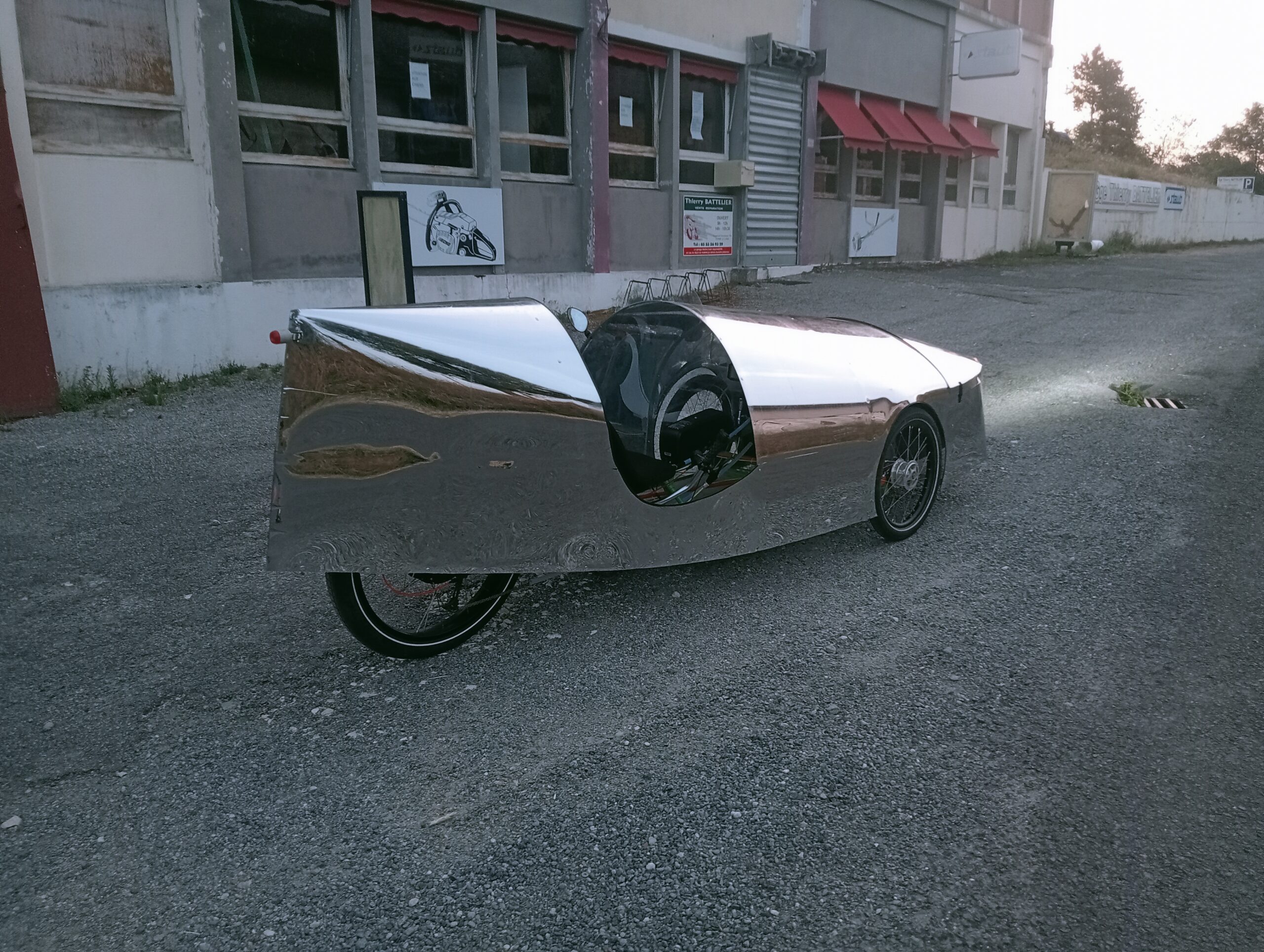 Vue arrière latérale du Cargomobile.