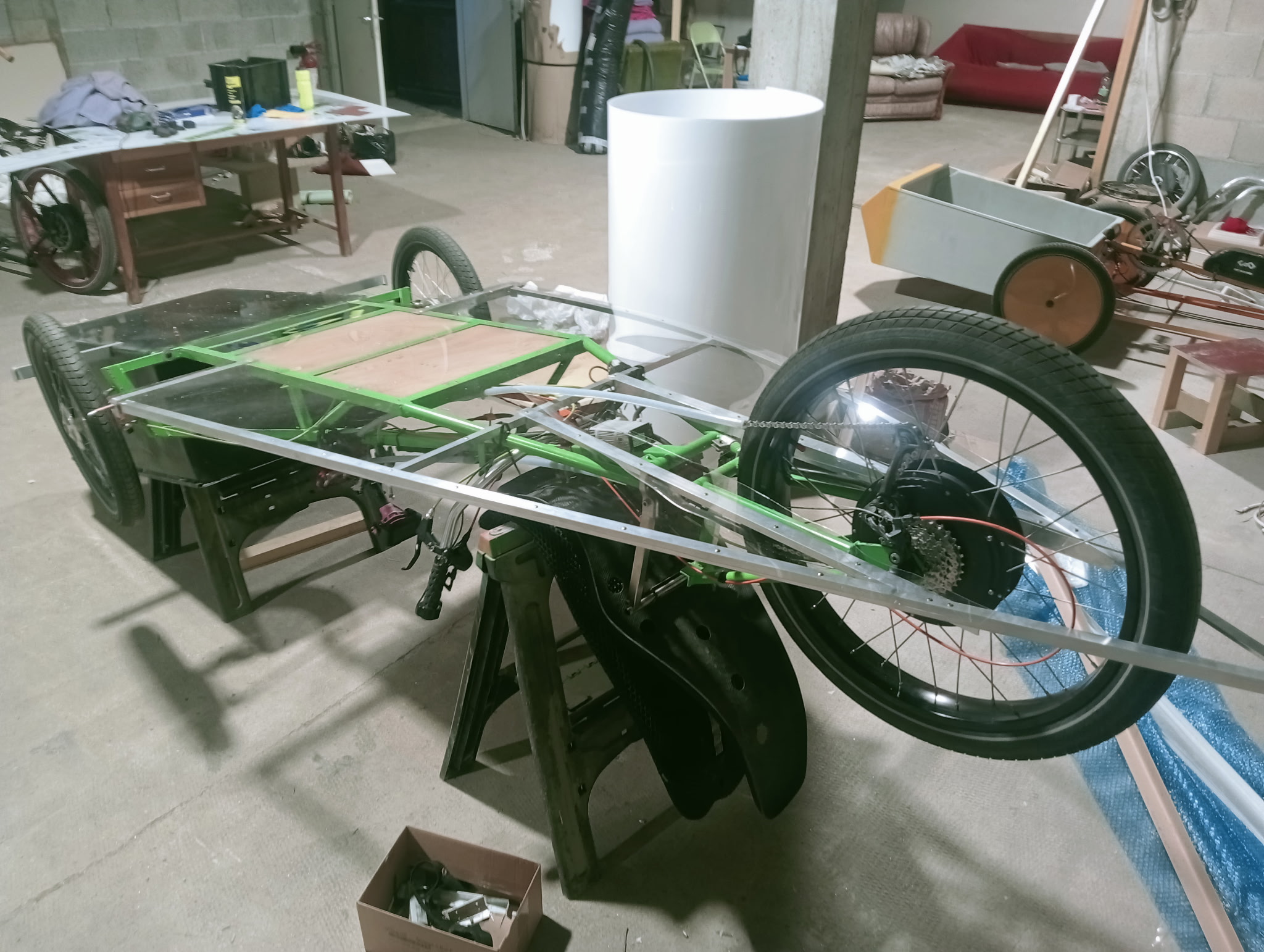 Châssis et roues en atelier.