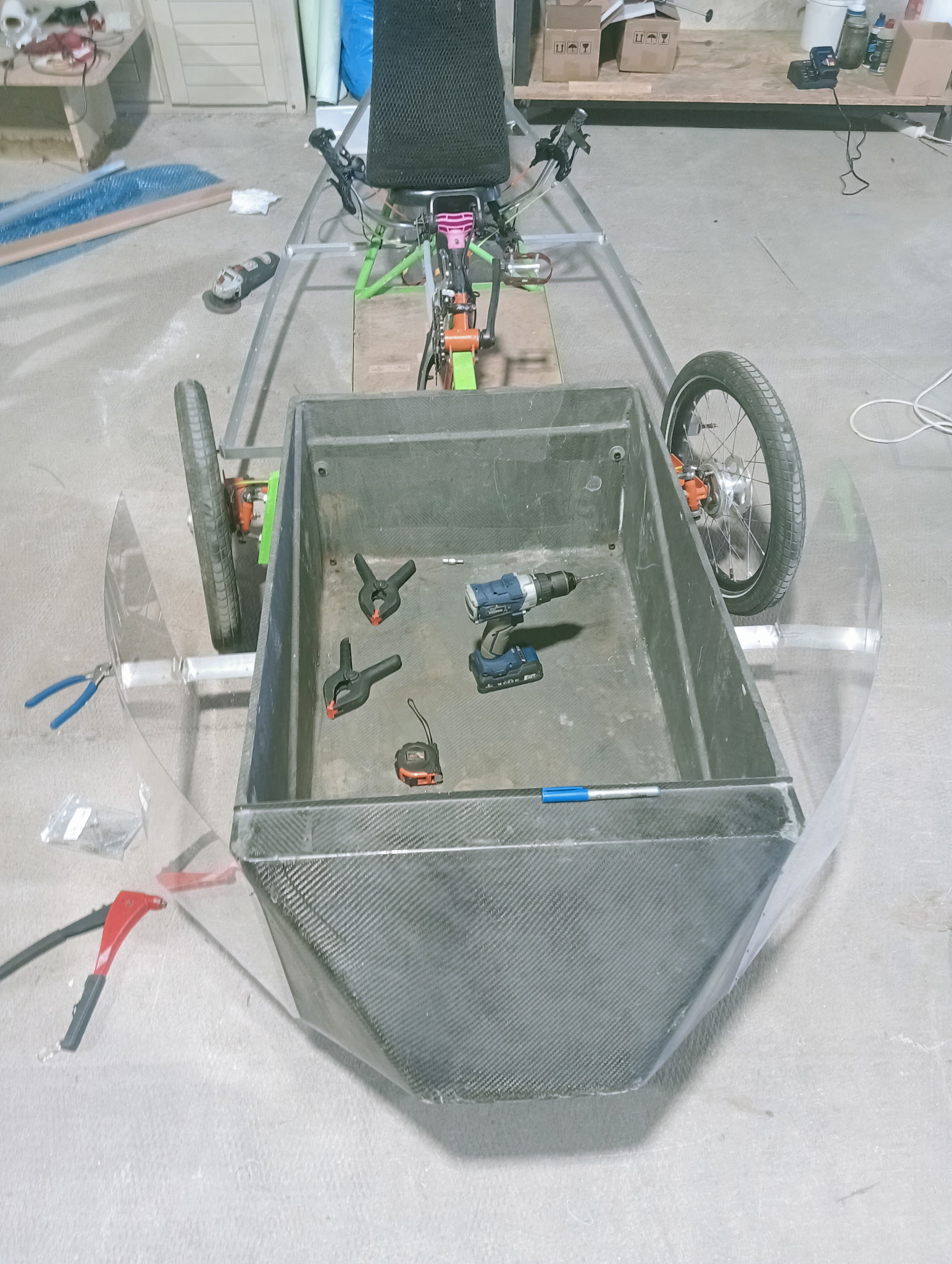 Caisson avant et structure interne.