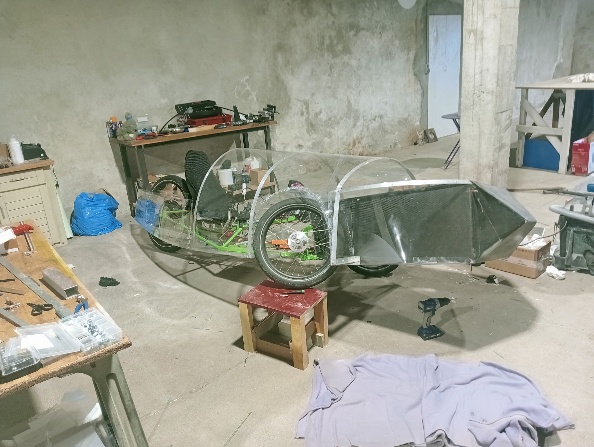 Assemblage du véhicule en atelier.