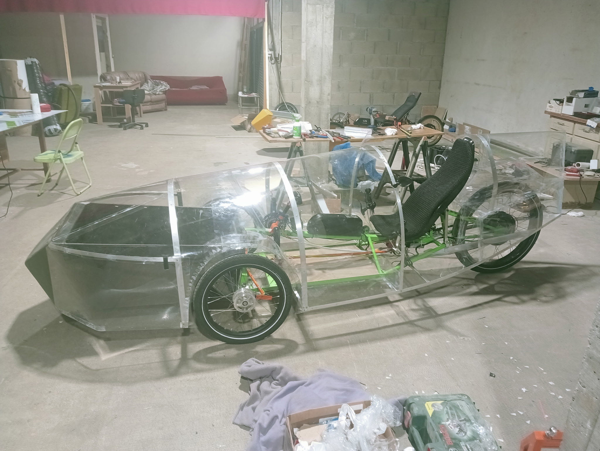 Structure et carrosserie transparente en cours d’évolution.