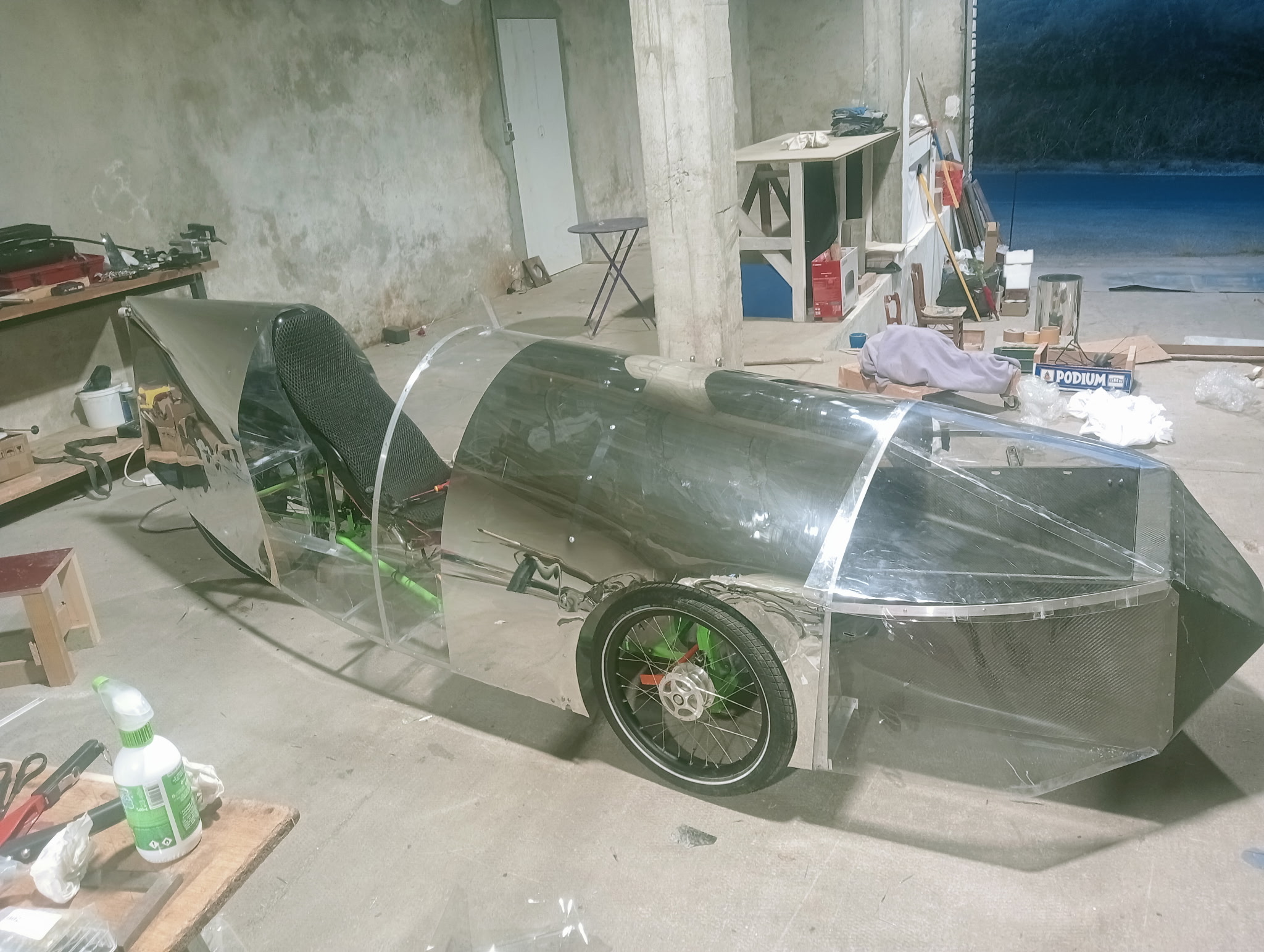 Cargomobile en atelier avec carrosserie et éléments techniques en cours de construction.