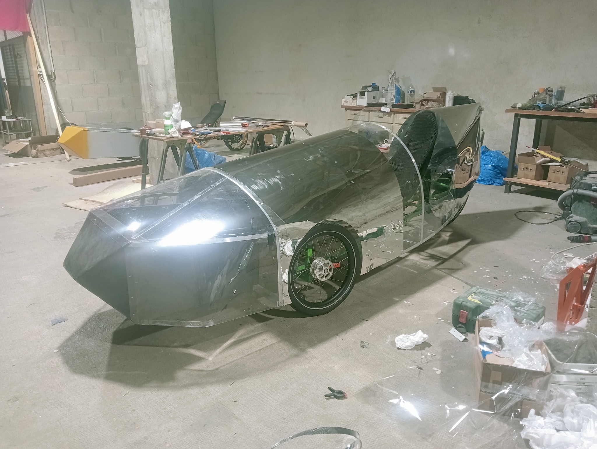 Carrosserie et éclairage en atelier.